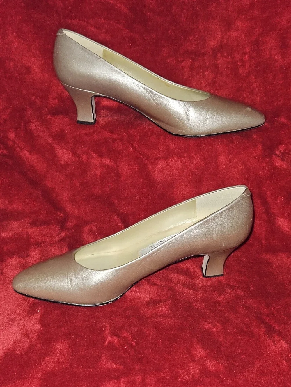 Bandolino Champagne Gold/Taupe Pointed-Toe Low Kitty Heel Pumps - Size 6.5M